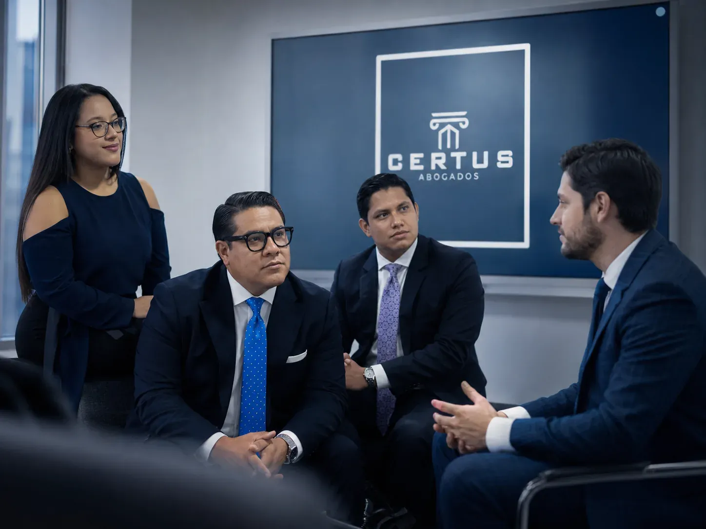 Equipo de Certus Abogados reunido en la oficina