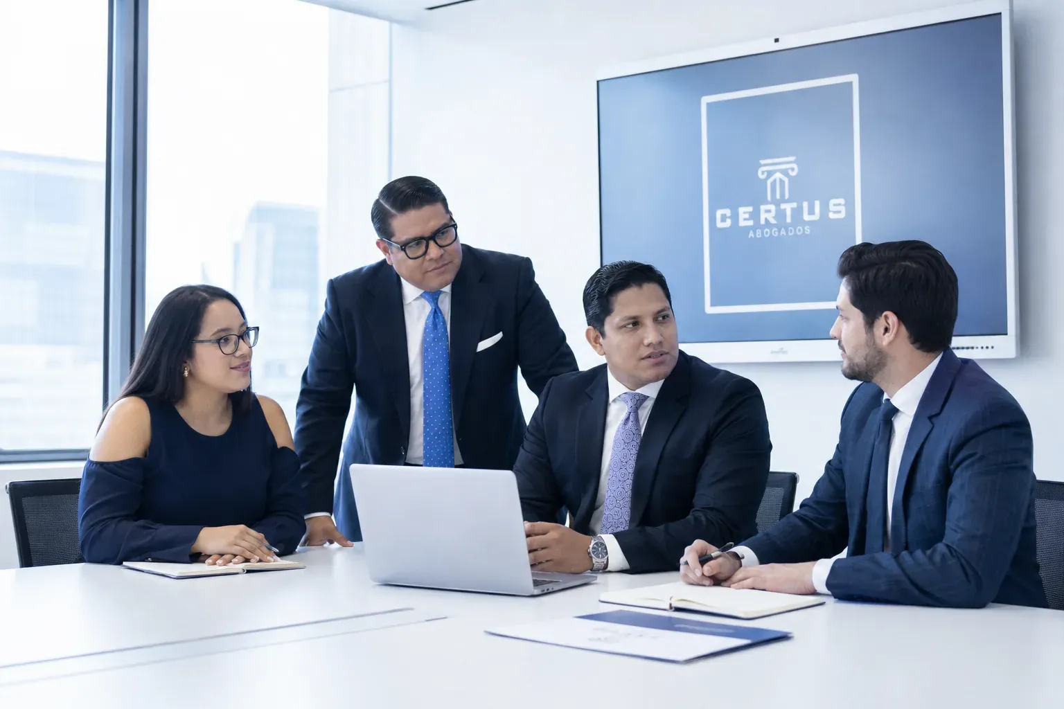 Equipo de Certus Abogados reunido para analizar un caso