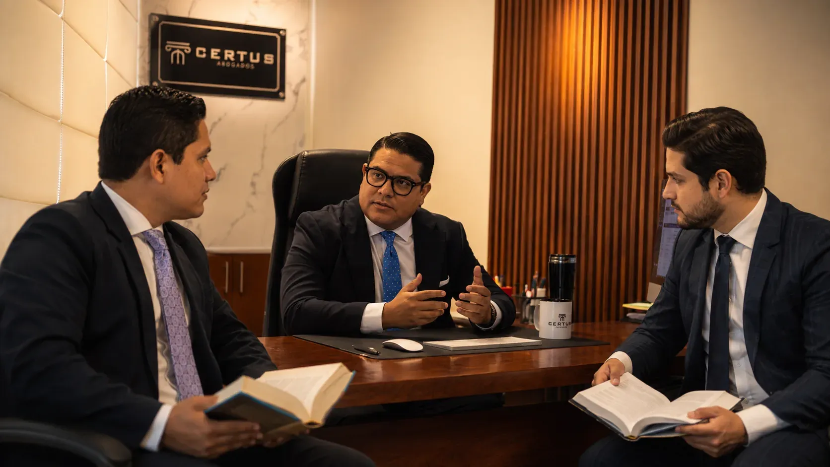 Profesionales de Certus Abogados analizando documentos en conjunto